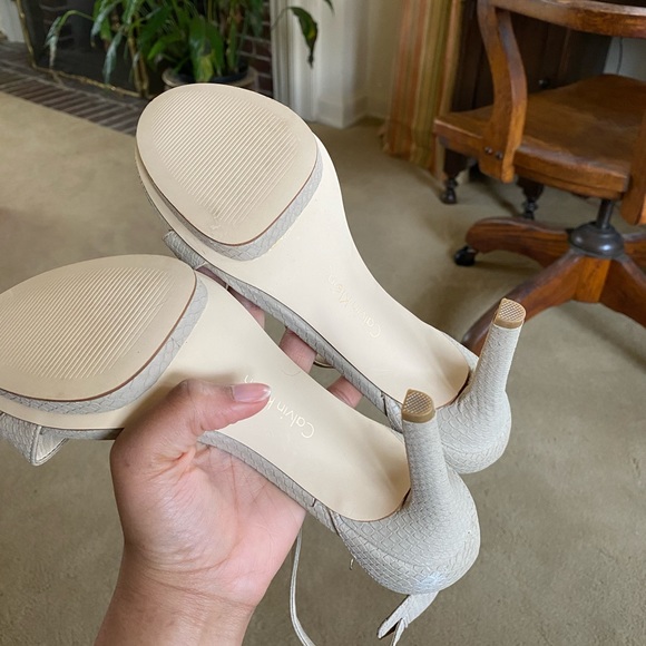 Calvin Klein ‘Vivian’ nude sandal. NEVER WORN. - Picture 2 of 6